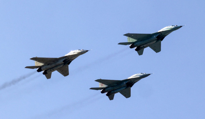 2023年4月18日、テヘランで開催された毎年恒例の陸軍記念日の式典で、上空を飛行するイラン空軍のMiG-29戦闘機。(AFP)