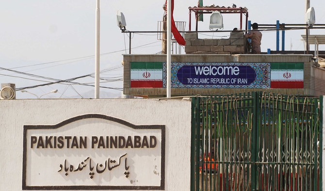 2020年2月25日、パキスタンのタフタンにあるパキスタンとイランの間の国境検問所の閉鎖された門。（ロイター/ファイル）