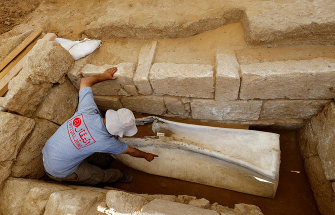 フランス聖書考古学学院の専門員であるファデル・アル・アウトゥル氏.は、ガザ地区のローマ時代の墓所で調査にあたっている。（ロイター）