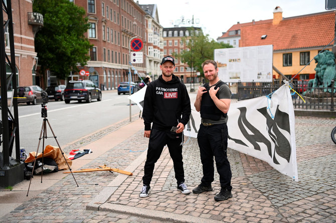 2023年7月24日、デンマークのコペンハーゲンにあるイラク大使館前にいる「デンマークの愛国者たち」のデモ参加者。（ロイター）