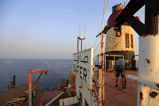 紛争の渦中のイエメン西部のホデイダ州沖の紅海で苦境にある、イエメン旗を掲げたタンカー「FSOセイファー号」の甲板上に立つ作業員。2023年7月15日。（AFP）