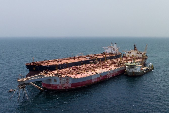 ホデイダ沖の紅海でイエメン船籍のFSOセイファー号の横に係留されている国連所有のノーティカ号。壊滅的な被害をもたらす原油流出を回避するため、この老朽化が進むタンカーから100万バレル以上の原油を汲み出す。（AFP通信/提供写真）