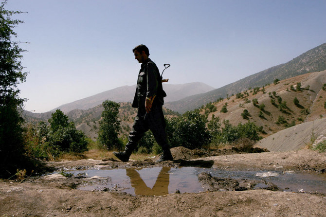 2007年6月12日、イラク・イラン・トルコ国境にある本部近くのカンディル山地のイラク側一帯をパトロールするクルド人PKK戦闘員。 (AFP)