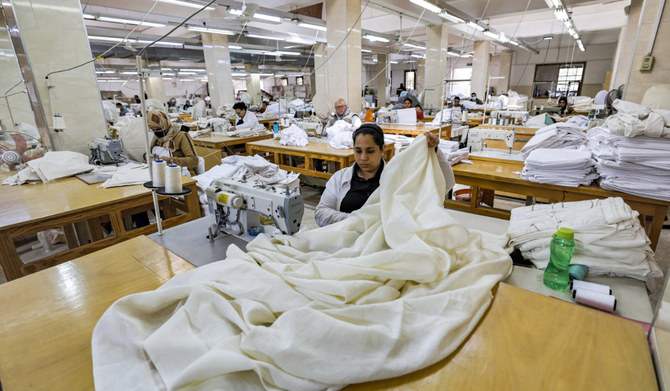 ある工業地帯にあるリネン工場で製造されるシーツ。エジプトは数年ぶりの停電危機に見舞われている。（AFPファイル写真）