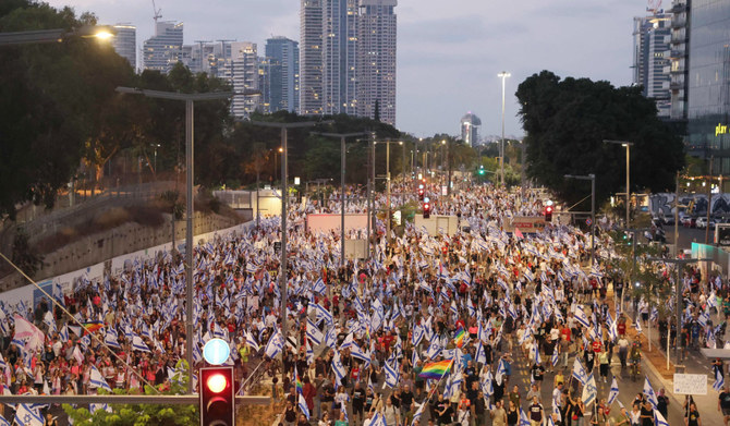 2023年7月29日のテルアビブにて、イスラエル政府による司法の抜本的改革計画に抗議して旗を振るデモ隊。（AFP）