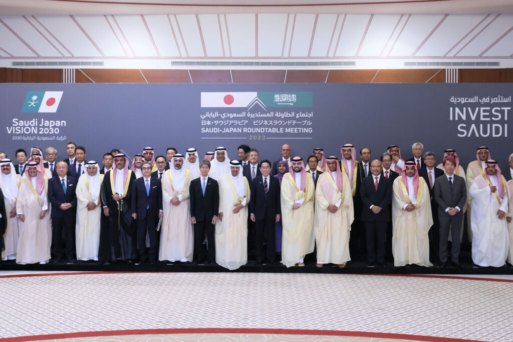ビジネスラウンドテーブルの集合写真。（写真：サウジアラビア投資省(MISA)）。