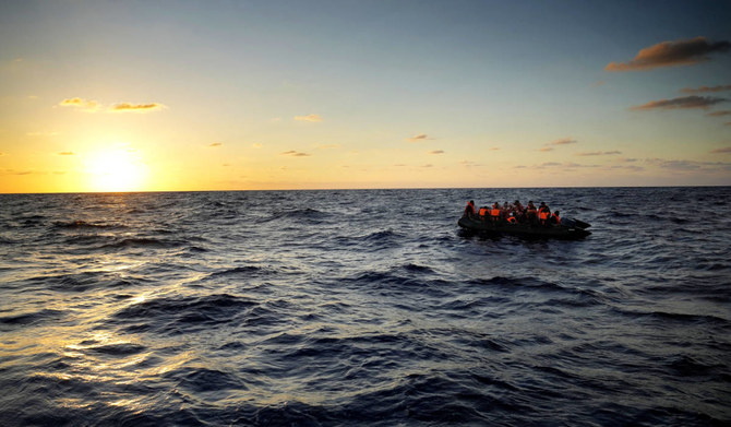 2022年9月15日、地中海のリビアの捜索救助区域内にあたる国際水域での救助活動の際に、スペインの非政府組織オープン・アームズの水難救助隊による助けを待つ移民たち。（AP通信）
