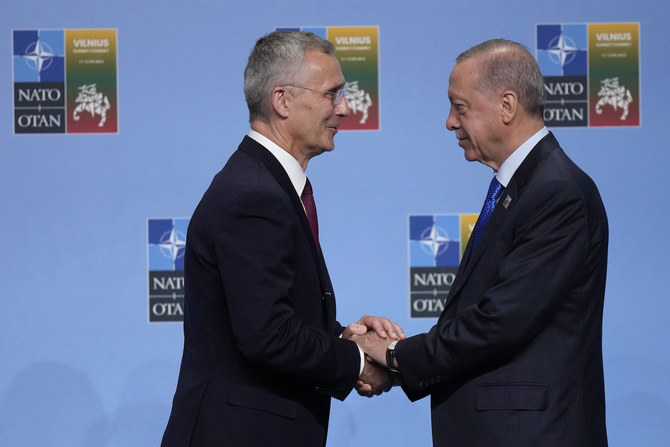 2023年7月11日火曜日、リトアニアのビリニュスで開催されたNATO首脳会議で、トルコのエルドアン大統領に挨拶するNATOのイェンス・ストルテンベルグ事務総長。(AP)