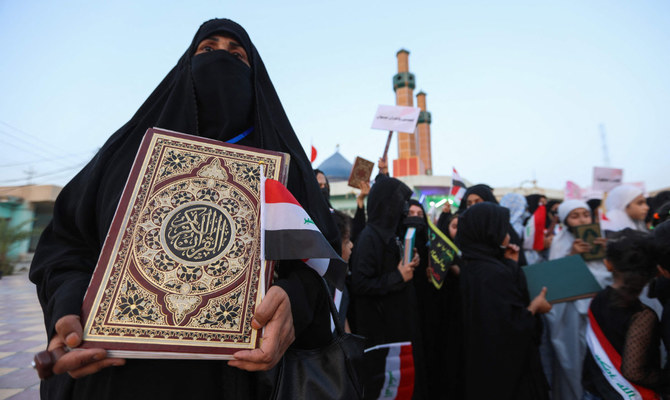 イスラム教の聖典コーランがスウェーデンで焼かれたことを糾弾するデモに参加するデモ隊 、イラクにて(AFP)