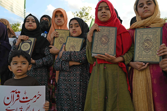 イスラマバードで行われた反スウェーデンのデモで、コーランを手にするパキスタン・マルカジ・ムスリム連盟（PMML）の支持者たち。（AFP）