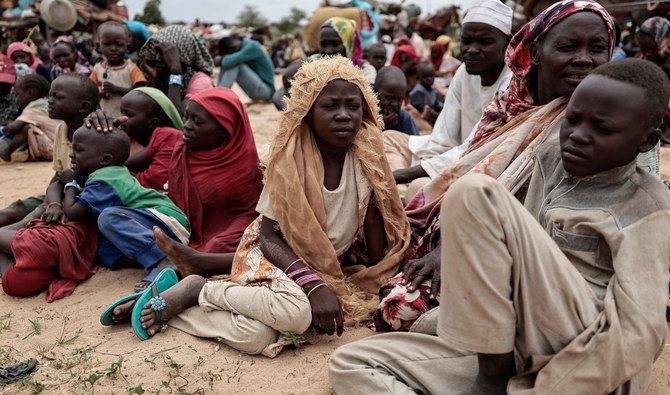 紛争から逃れてスーダンとチャドの国境を越えたスーダン人家族。 (Reuters)