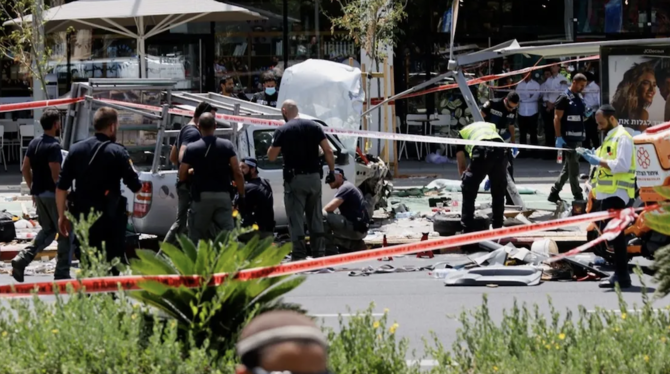 2023年7月4日、イスラエルのテルアビブで発生した車突入事件の現場で作業するイスラエルの治安要員。（ロイター）