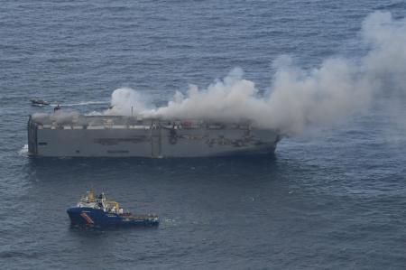オランダ北部のアーメラント島沖で、火災が発生しているパナマ船籍の自動車運搬船フリーマントル・ハイウェイ号。オランダ沿岸警備隊によって2023年7月26日に撮影・公開された資料写真。（AFP通信）