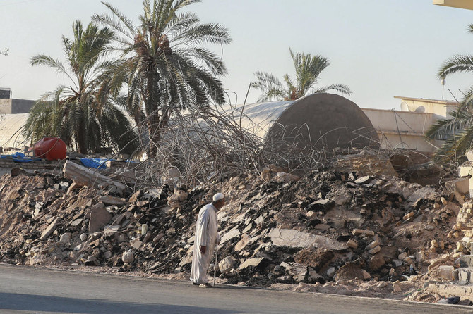 取り壊されたアル・シラジ・モスクの瓦礫の傍を通り過ぎる男性。イラクのバスラ。（AP）