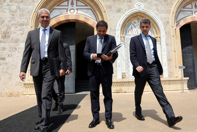 ベイルートにてレバノンのナジーブ・ミカティ暫定首相との会談を終え、他の2人の副総裁とともに退出するレバノン中央銀行のワシム・マンスーリ第一副総裁。（資料/ロイター）