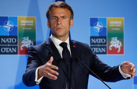 2023年7月12日、ビリニュスでのNATO首脳会談中に記者会見するフランスのエマニュエル・マクロン大統領（AFP）