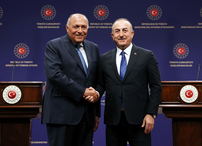 2023年4月13日、トルコのメヴリュット・カヴソグル外務大臣（右）とエジプトのサーメハ・シュクリ外務大臣がアンカラで共同記者会見を行い、握手を交わす（AFP通信）。