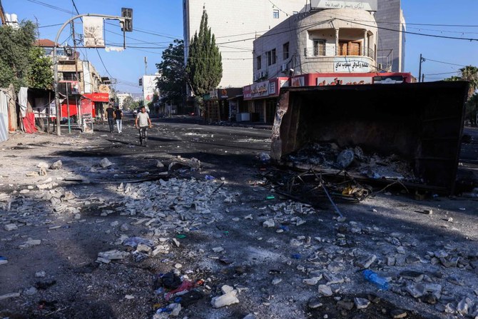 2023年7月4日、イスラエルの軍事作戦の翌日に、占領下にあるヨルダン川西岸地区の都市ジェニンの通りを歩く人々。（AFP通信）