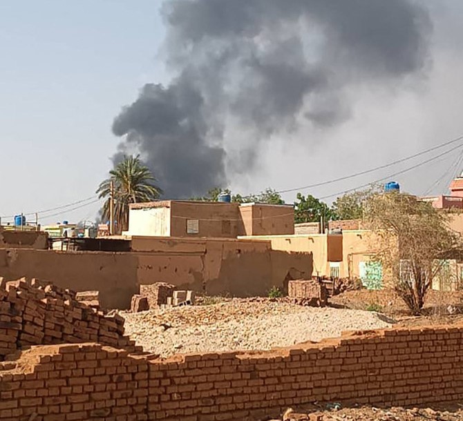 2023年7月3日、スーダン軍とRSFの戦闘が続く中、スーダンの首都ハルツームの双子都市オムドゥルマンで煙が立ち上る。（AFP）