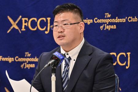 日本外国特派員協会（FCCJ）での記者会見で話す、元力士の柳原大将（だいすけ）さん。2023年7月31日、東京。（AFP）