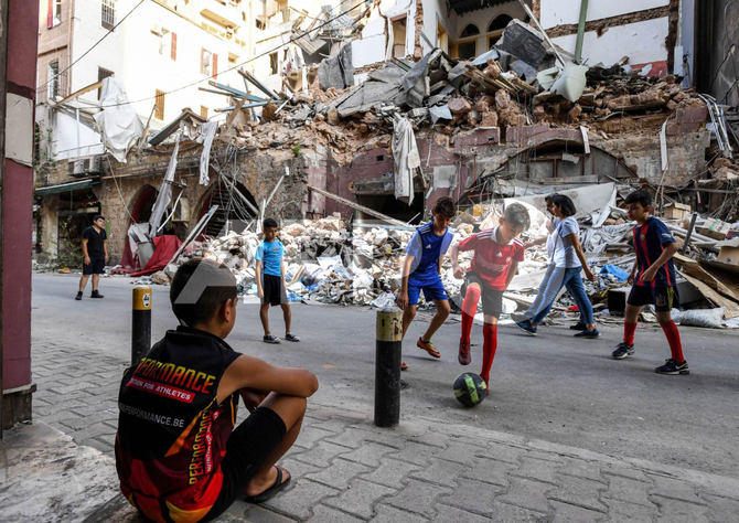街を壊滅させた大爆発が近くで発生した後、通りの瓦礫や破壊された建物の傍でサッカーをする子供たち。2020年8月28日、レバノンの首都ベイルートのジュマイゼ地区。（AFP）