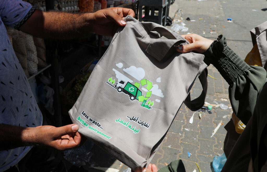 ガザ地区の新しい環境啓発キャンペーン「Replace It」の一環として、パレスチナ人のチームがガザ市で布製の袋を配布し、同地区で過剰に使用されているビニール袋を避けるように住民に呼びかけ、リスクについて教えている（2023年7月21日）。「Replace it」は、新たな「脱プラ」キャンペーンでもある。（ロイター）