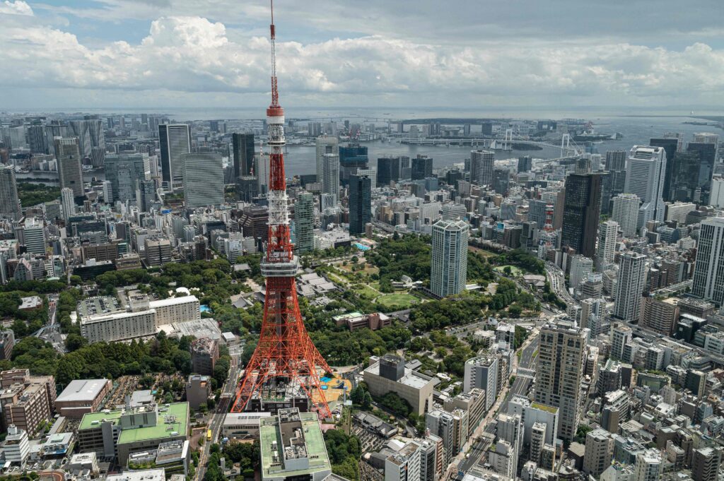 日本の不動産デベロッパー、森ビルによる最新プロジェクト、「麻布台ヒルズ」52階から見た東京タワー。東京中心部、2023年8月8日。（写真Richard A. Brooks/AFP）