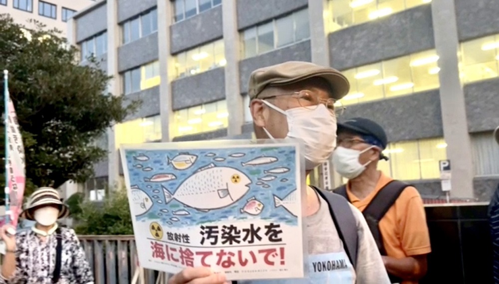 数百人のデモ隊が金曜日、首相官邸前に集まり、福島第一原子力発電所の処理水の海洋放出が差し迫っていることに抗議した。(ANJ/Pierre Boutier)