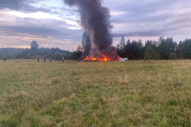 2023年8月23日、ワグナー関連のテレグラム・チャンネル@grey_zoneに投稿された写真で、トヴェリ州クジェンキノ村付近で燃える飛行機の残骸が写っている。2023年8月23日、モスクワのトヴェリ地方で自家用機が墜落し、ワグナーのチーフ、エフゲニー・プリゴジンが乗客のリストに含まれていたとロシア当局が発表した。(AFP/テレグラム/@Grey_Zone)