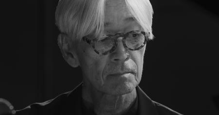 Kab Inc提供の2022年のこの写真には、来月ヴェネツィア国際映画祭でワールドプレミア上映される空音央監督の新作映画『Ryuichi Sakamoto|Opus』に出演する坂本龍一氏が収められている。（AP）