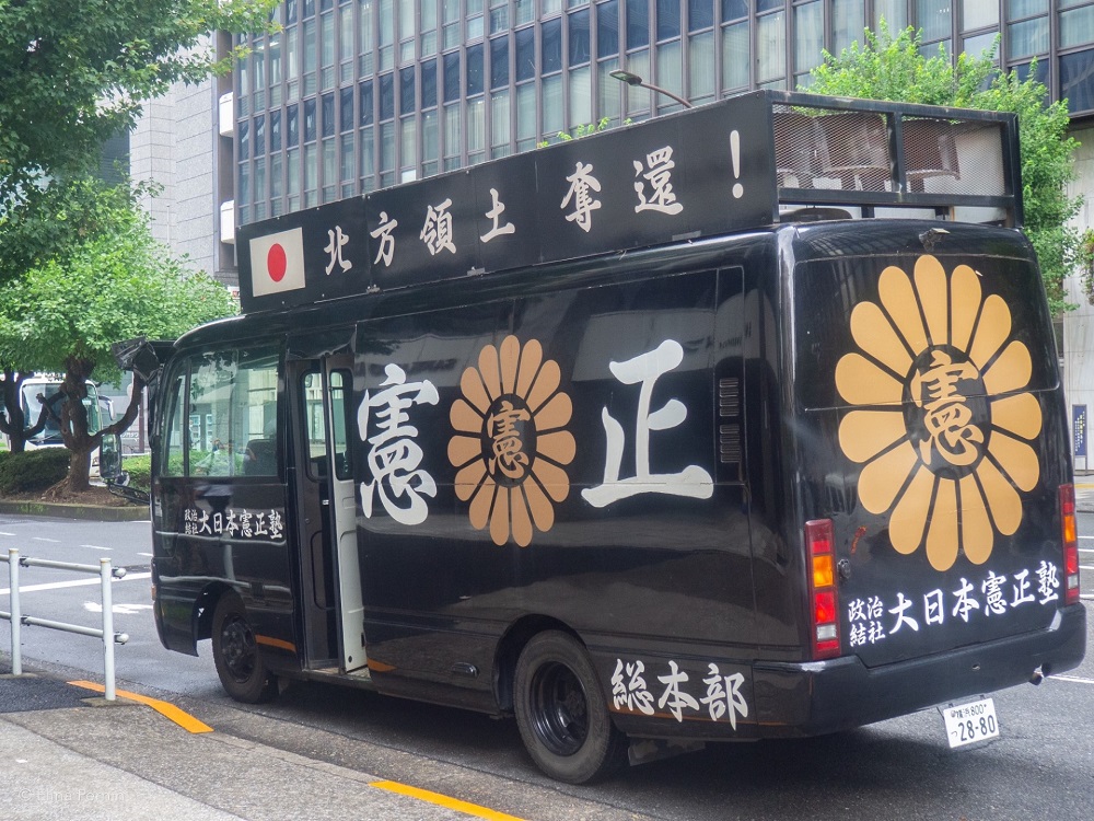 抗議者たちは屋根にスピーカーをつけた黒いトラックで大使館の前を何時間も行ったり来たりした。警察が警備する中、彼らは拡声器を使って大声で謝罪を求めた。(ANJ)