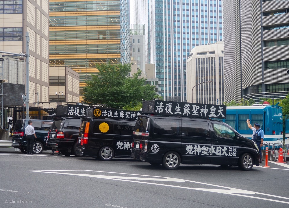 抗議者たちは屋根にスピーカーをつけた黒いトラックで大使館の前を何時間も行ったり来たりした。警察が警備する中、彼らは拡声器を使って大声で謝罪を求めた。(ANJ)
