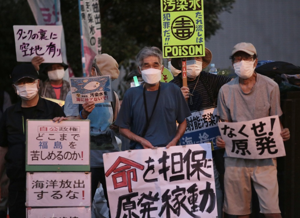 数百人のデモ隊が金曜日、首相官邸前に集まり、福島第一原子力発電所の処理水の海洋放出が差し迫っていることに抗議した。(ANJ/Pierre Boutier)