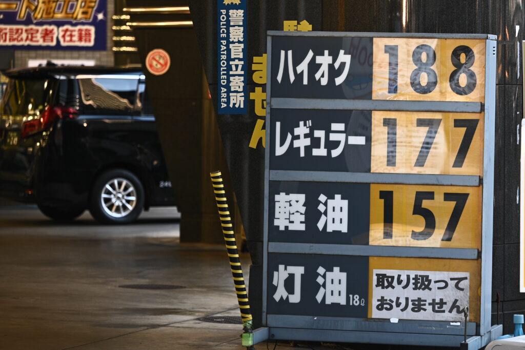 地域別では、値上がりが４６都道府県、値下がりが１県。(AFP)
