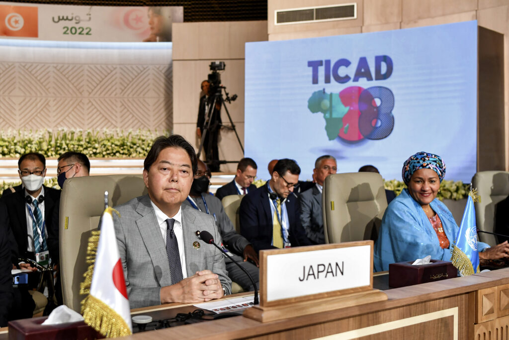 2022年8月27日、チュニジアの首都チュニスで開催された第8回アフリカ開発会議（TICAD）の開会式に出席する林芳正外務大臣とアミナ・J・モハメド国連副事務総長。（AFP通信）