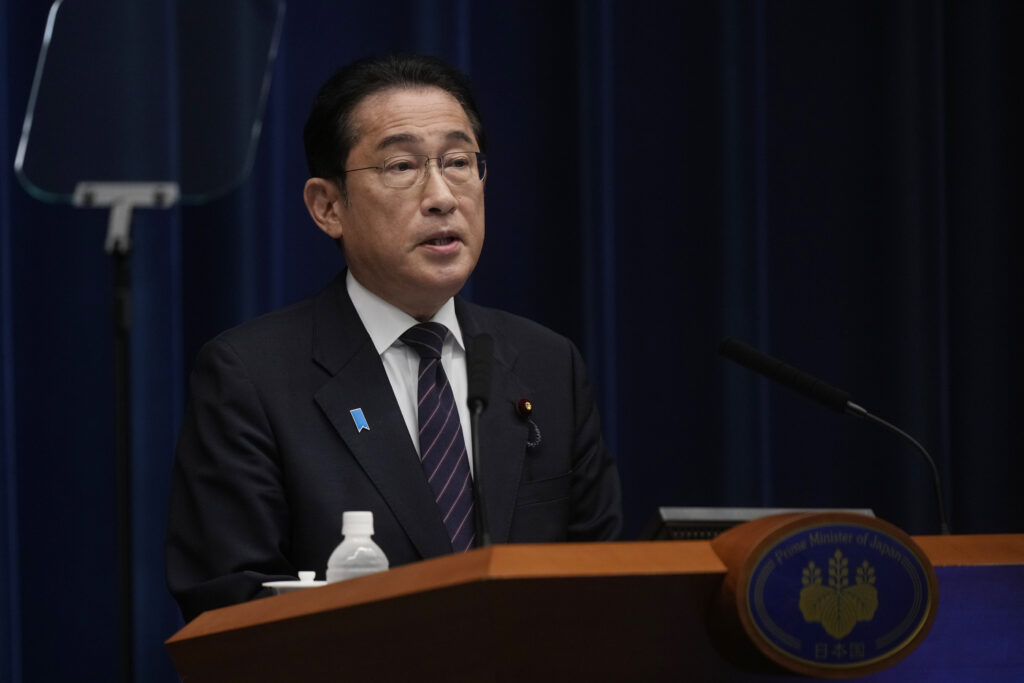 認知症に関する岸田首相の視察は初めて。(AFP)