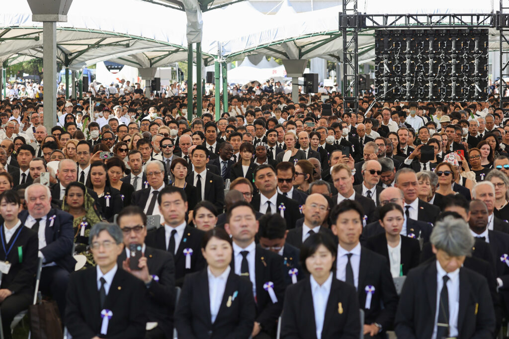 8月6日、広島市の平和記念公園で行われた、世界初の原爆投下から78年目の節目となる式典に参加する人々。（AFP）