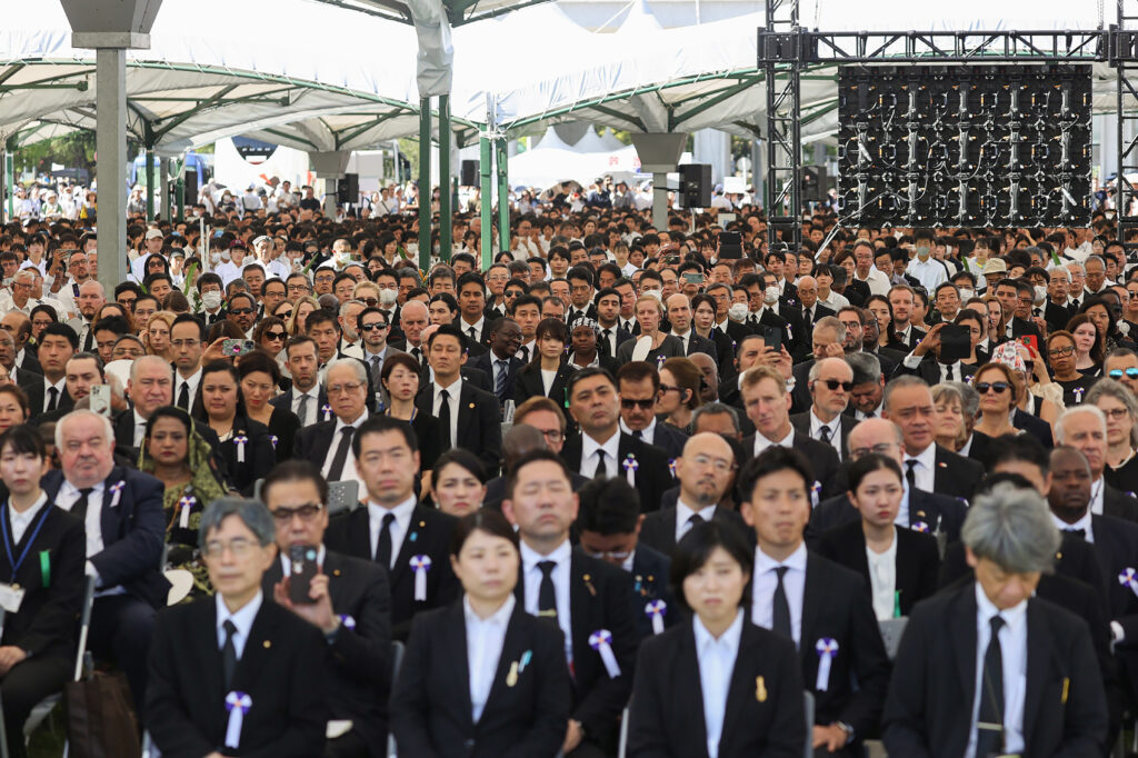 8月6日、広島市の平和記念公園で行われた、世界初の原爆投下から78年目の節目となる式典に参加する人々。(AFP)