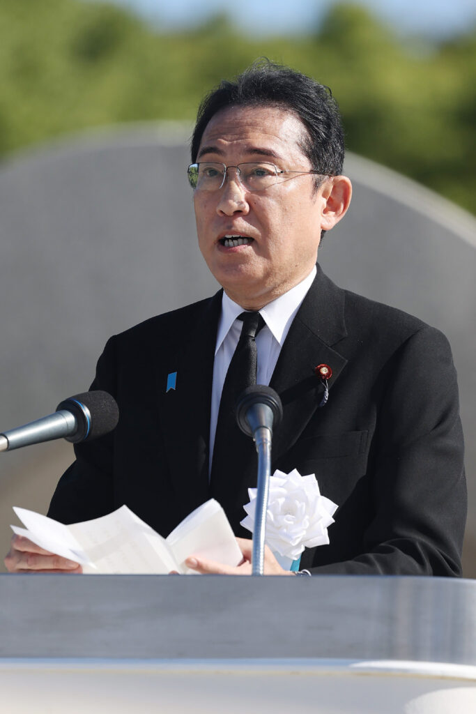 8月6日、広島の平和記念公園で行われた、世界初の原爆投下から78年目の節目となる式典でスピーチを行う岸田文雄首相。(AFP)