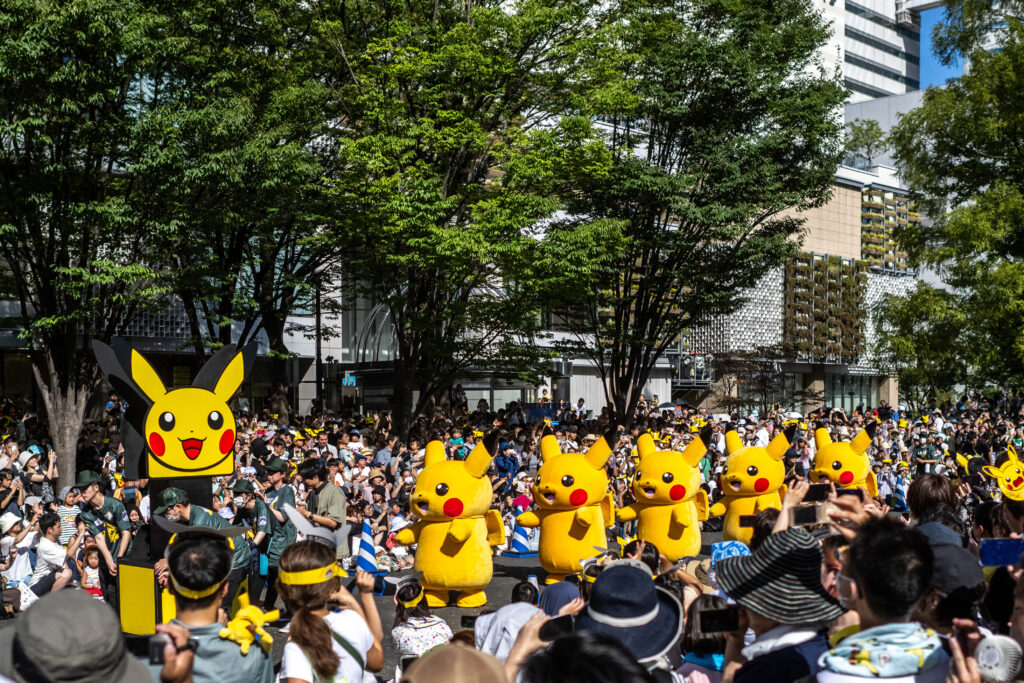 8月11日、WSC2023のイベントの一環として横浜・グランモール公園で行われたピカチュウたちの行進を観覧する人々（AFP）