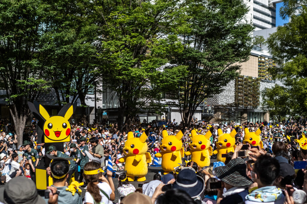 8月11日、WSC2023のイベントの一環として横浜・グランモール公園で行われたピカチュウたちの行進を観覧する人々(AFP)