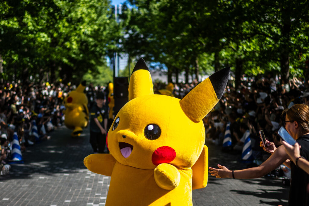8月11日、WSC2023のイベントの一環として横浜・グランモール公園で行われたピカチュウたちの行進を観覧する人々（AFP）