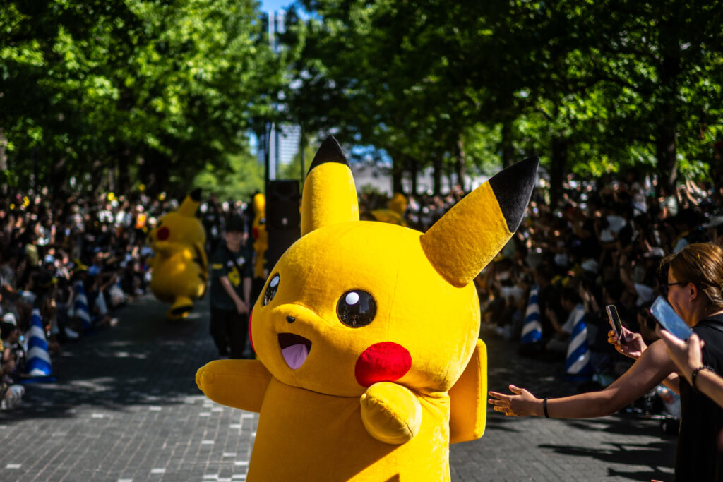 8月11日、WSC2023のイベントの一環として横浜・グランモール公園で行われたピカチュウたちの行進を観覧する人々(AFP)