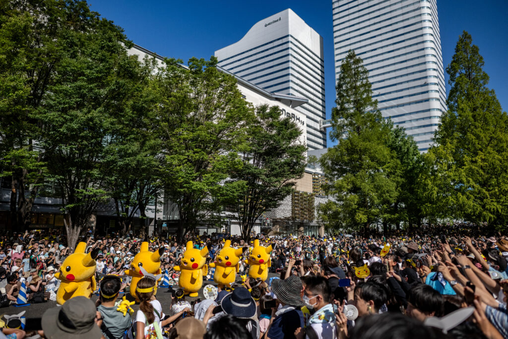 8月11日、WSC2023のイベントの一環として横浜・グランモール公園で行われたピカチュウたちの行進を観覧する人々(AFP)