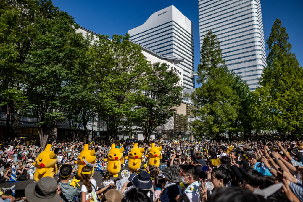 8月11日、WSC2023のイベントの一環として横浜・グランモール公園で行われたピカチュウたちの行進を観覧する人々（AFP）