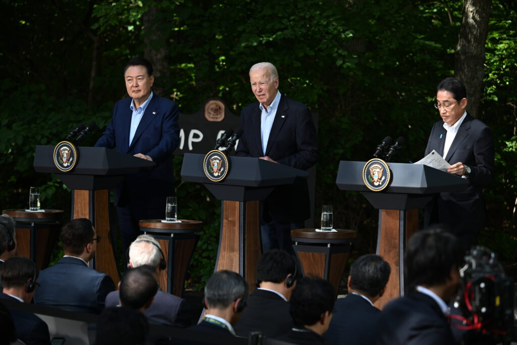 日米・米韓同盟の連携強化を通じて３カ国の安全保障協力を「新たな高み」に引き上げることで一致。(AFP)