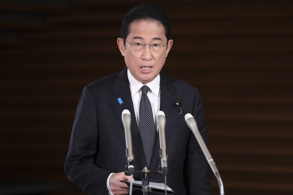 岸田外相は記者団に対し、「我々は外交ルートを通じて中国に苦情を申し立て、禁止措置を直ちに撤廃するよう求めた」と述べた。(時事通信）