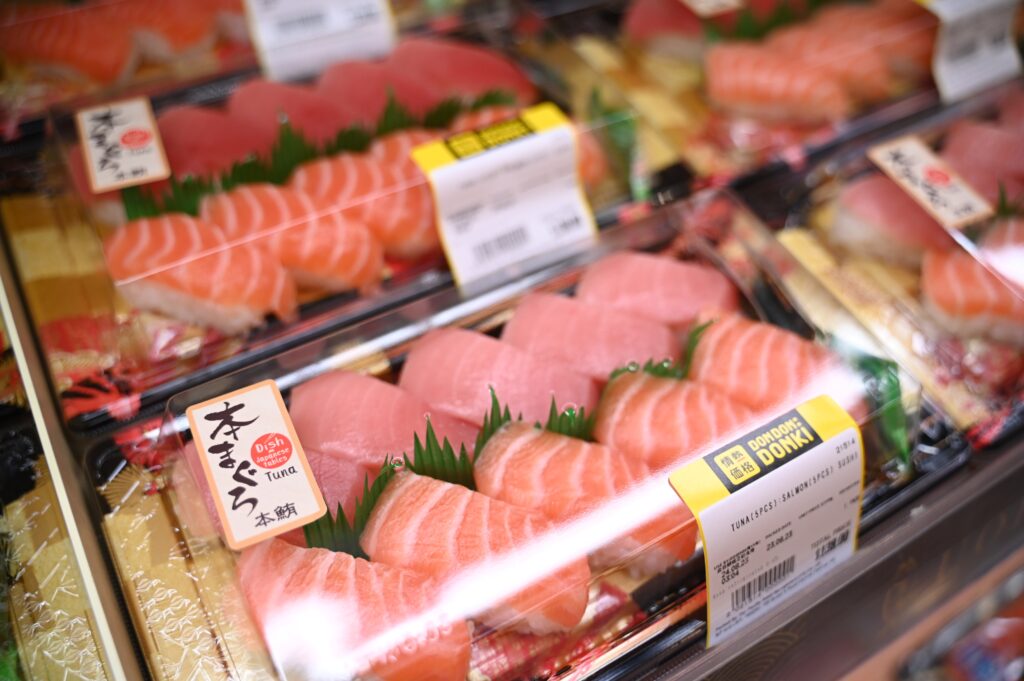 中国はこれまで、福島や宮城など10都県からの水産物輸入を停止してきたが、これを全国に拡大する。(AFP)