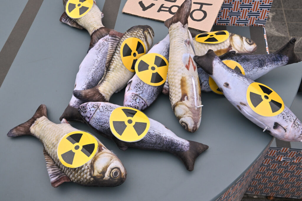 2023年8月24日、ソウルの光化門広場で開かれた、日本政府による福島第一原子力発電所からの排水を太平洋に放出する計画に反対する集会で、放射能標識のついた魚の人形。(AFP＝時事）