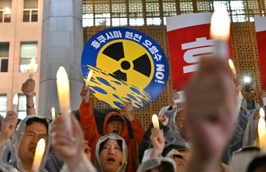 木曜日、ソウルの日本大使館前で行われた抗議デモ。 (AFP＝時事）